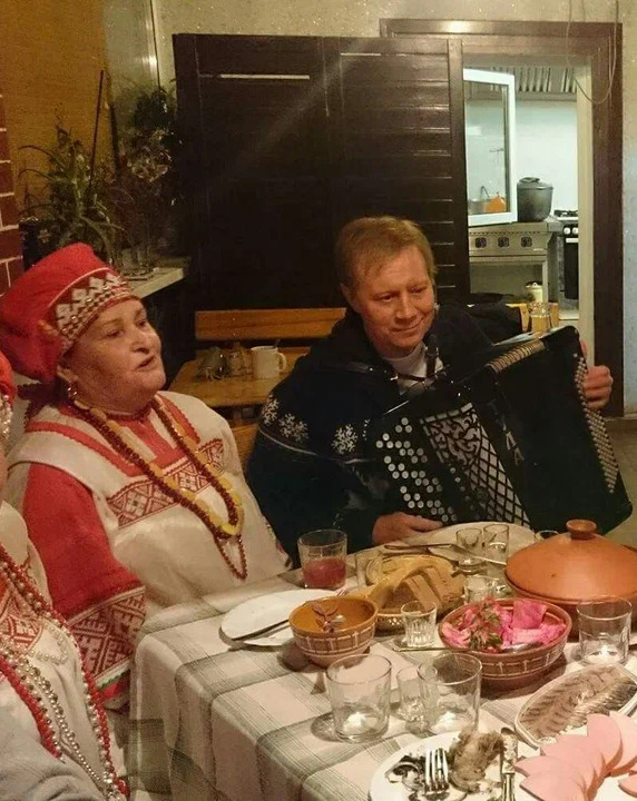 Усадьба в Похвиснево праздник за красиво сервированным столом.
